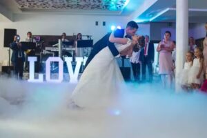 Atrakcje weselne – Ciężki dym, fotobudka, iskry, Love, dron