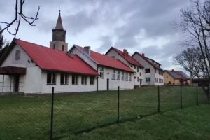 Budynek szkoły podstawowej i Sala Wiejska w Godzieszowie