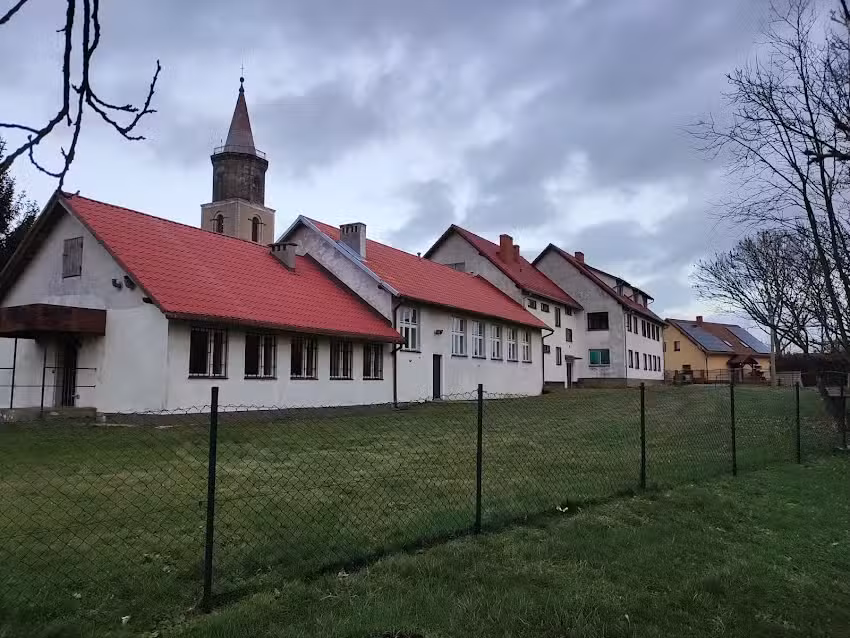 Budynek szkoły podstawowej i Sala Wiejska w Godzieszowie