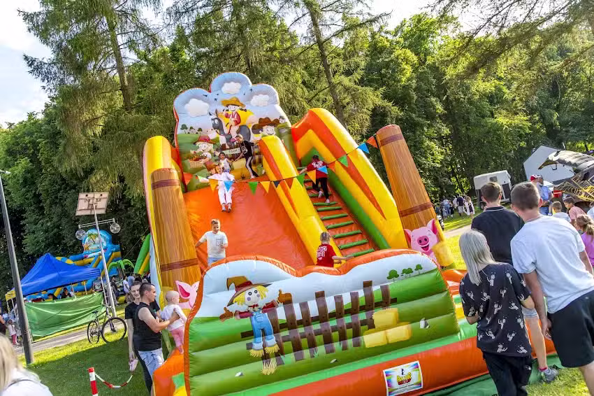 Dmuchańce Sąsiedzi Tomasz Musiał i Stanisław Tomasik Wata Cukrowa Zjeżdżalnie Zamki Popcorn Maszyna do Baniek