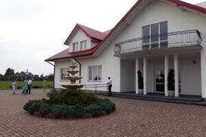 Dom weselny Ambrozja, Sereda E.J.