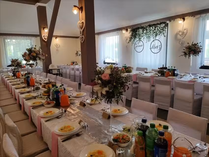 Dom Weselny &bdquo;Pod Lipami&rdquo; &ndash; Szczucin