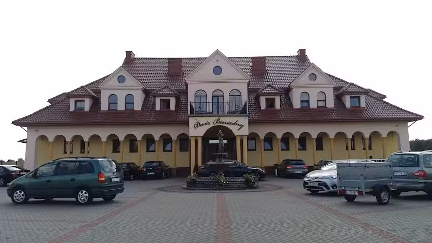 Dw&oacute;r Biesiadny Zakrzewo