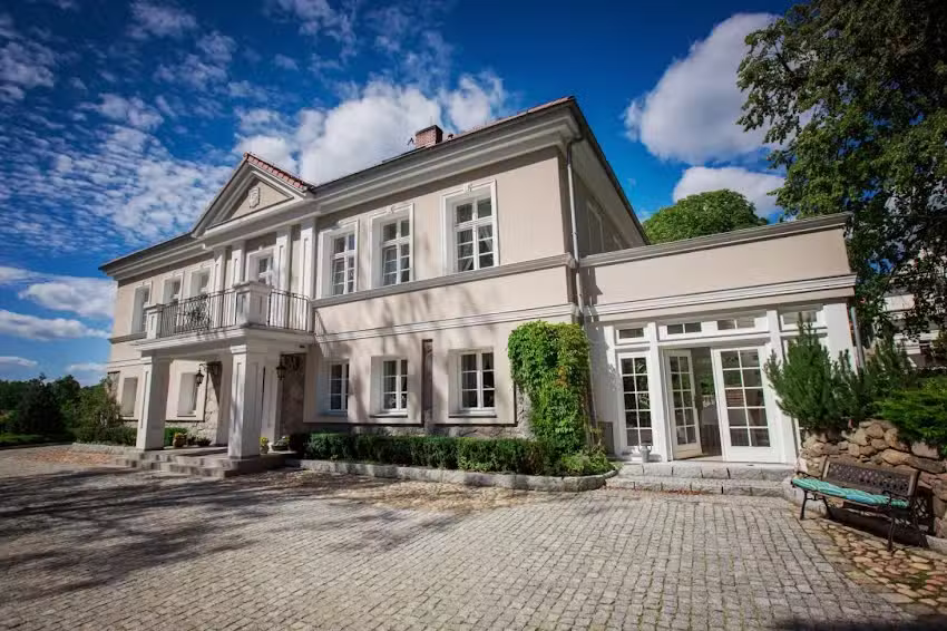 Dw&oacute;r Dębog&oacute;ra