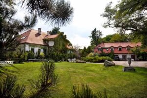 Dw&oacute;r Giemz&oacute;w &ndash; Hotel & Restaurant