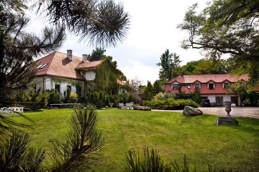 Dw&oacute;r Giemz&oacute;w &ndash; Hotel & Restaurant