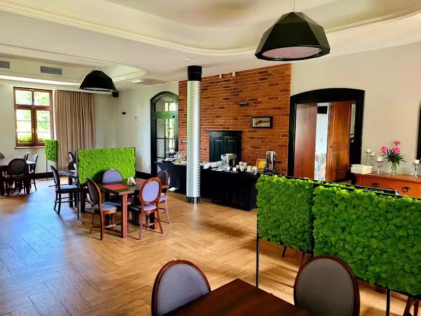 Dw&oacute;r Karwacz Hotel & Restauracja