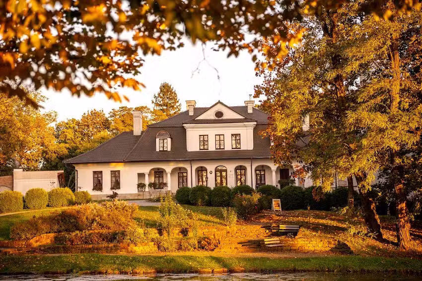 Dw&oacute;r Kombornia Hotel&SPA