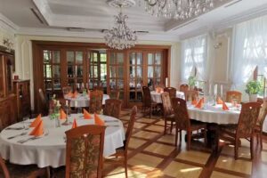 Dw&oacute;r Polski. Restauracja. Hotel