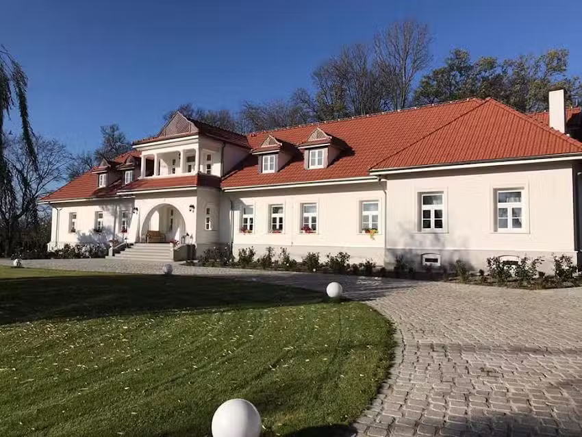 Dw&oacute;r Wierzbno