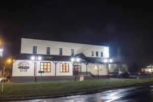 Gościniec U Kowolki / Kurczaki i golonka z rożna