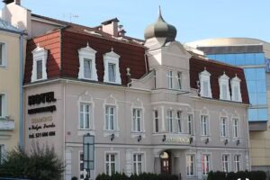 Hotel Diamond „Biały Dworek” tani nocleg w centrum Rumi.