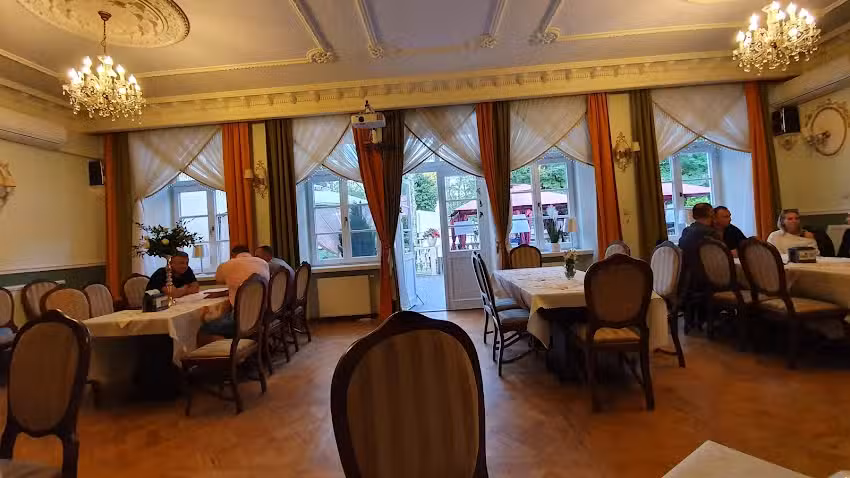 Hotel Dw&oacute;r S&oacute;jki