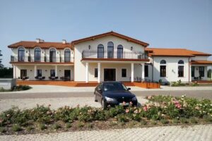 Hotel i Restauracja &bdquo;R&oacute;żany Dw&oacute;r&rdquo;