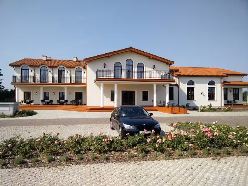 Hotel i Restauracja &bdquo;R&oacute;żany Dw&oacute;r&rdquo;