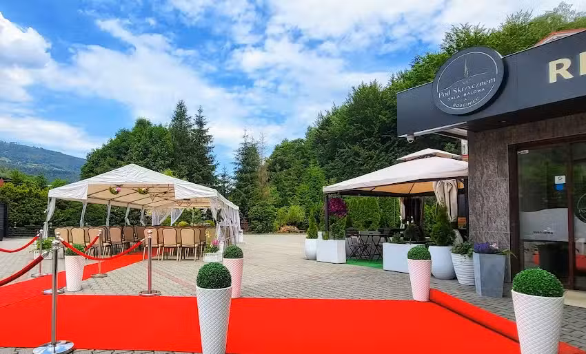 Hotel i Sala weselna &bdquo;Gościniec Pod Skrzycznem&rdquo; w Szczyrku