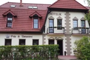 Hotelik Prohibicja Peter`s Pub Hotel Restauracja Pizzeria Noclegi Catering Mikołajki