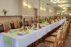 Karet. Hotel. Restauracja. Catering. Imprezy Okolicznościowe. Skocz&oacute;w