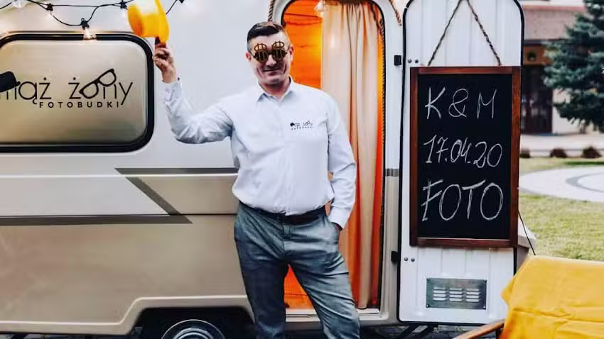 Mąż Żony Fotobudki. Fotobus, Fotoprzyczepa , Fotolustro. Zawiercie, Katowice, Krak&oacute;w Śląsk i Małopolska.