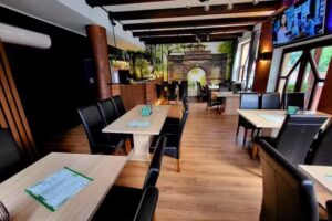 Między Parkami Restauracja Noclegi