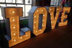 Napis LOVE LITEROVO- Wynajem napisu love na wesele, litery LOVE