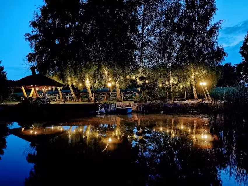 Ogr&oacute;d Nad Stawem