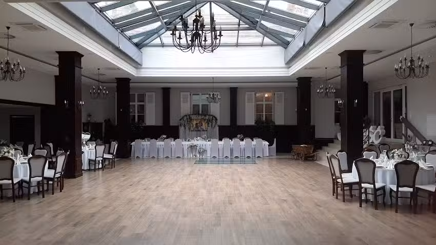 Ośrodek Naukowo-Edukacyjny &bdquo;Dw&oacute;r Myśliwski Ustronie&rdquo;