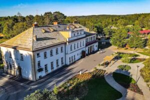 Pałac Pod Bocianim Gniazdem- noclegi, stajnia, wypoczynek rodzinny