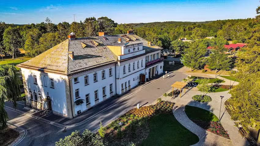 Pałac Pod Bocianim Gniazdem- noclegi, stajnia, wypoczynek rodzinny