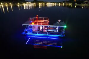 Party Boat Ostr&oacute;da &ndash; Rejsy katamaranem po kanale Ostr&oacute;dzko -Elbląskim, Imprezy na jeziorze Drwęckim, Taks&oacute;wka wodna!