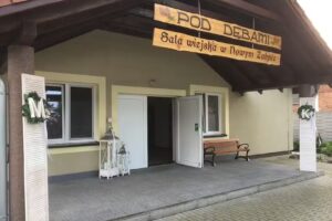 Pod Dębami Sala wiejska w Nowym Żabnie