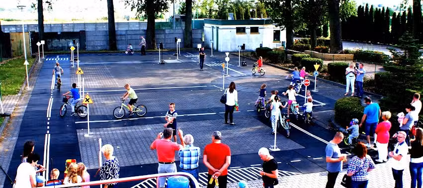 Polski Event Wynajem symulator&oacute;w i atrakcji