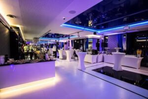 Restauracja First Floor &ndash; dania z pieca, steki, ryby i bezpłatny parking