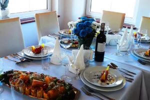 Restauracja i Hotel Szachulec, Sklepy, Stacja ładowania pojazdów elektrycznych