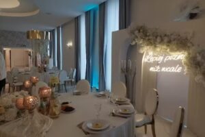 R&oacute;żany Dw&oacute;r