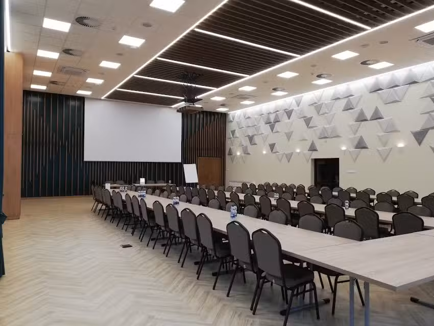 Sala Bankietowa i Konferencyjna Ośrodka Szkoleniowo Wypoczynkowego &bdquo;Malin&oacute;wka&rdquo; LP