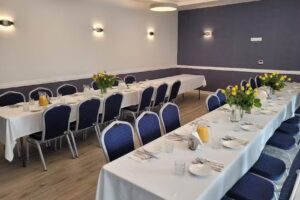 Sala na konsolacje, stypy, obiady po pogrzebie przy cmentarzu parafialnym Łuk&oacute;w