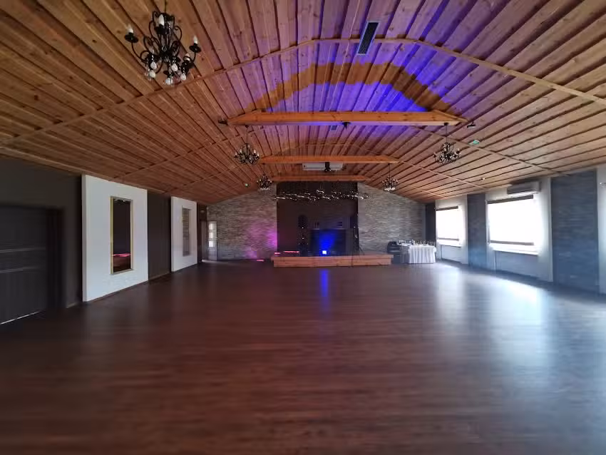 Sala przyjęć okolicznościowych Arenda. Wesela, chrzciny, studni&oacute;wki, przyjęcia, wynajem pokoi, katering.