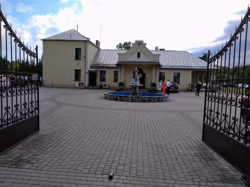 Sala Weselna i Hotel &bdquo;Dworek Pod Lwami&rdquo;