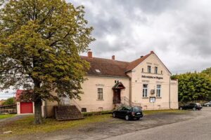 Sala wiejska w Długiem