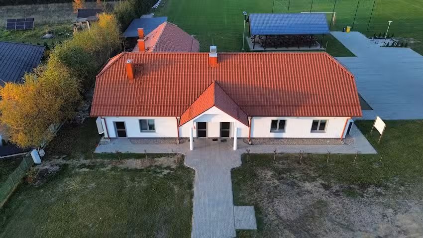 Sala Wiejska w Sk&oacute;rce