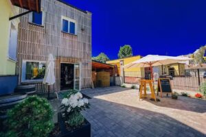 Salon Win Wine Bar & Apartments