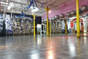 Sports Factory – Siłownia, Fitness, Szkoła Tańca, Solarium, Tenis stołowy, Dart, Pole Dance, Sala – wynajem