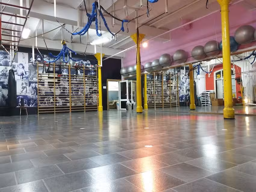 Sports Factory &ndash; Siłownia, Fitness, Szkoła Tańca, Solarium, Tenis stołowy, Dart, Pole Dance, Sala &ndash; wynajem