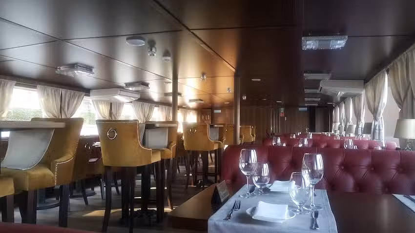 Statek Wratislavia &ndash; restauracja &bdquo;Z NURTEM&rdquo;