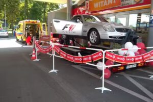 Sunset PROJEKT Agencja Eventowa, event, symulator dachowania, fotobudka