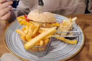 SWOJSKA CHATA RESTAURACJA REGIONALNA GNOJNIK