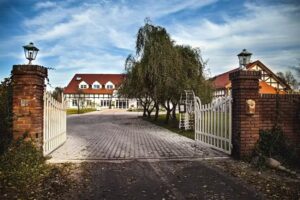 Wierzbowe Ranczo &ndash; Imprezy okolicznościowe, Szkolenia i Konferencje, Hotel, Stajnia, Restauracja