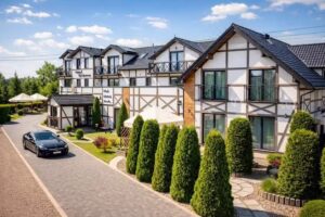 Willa Krokowa – spokojny pensjonat przy lesie koło Karwi. Pokoje, basen, jacuzzi, sauna, restauracja i bliskość plaży.